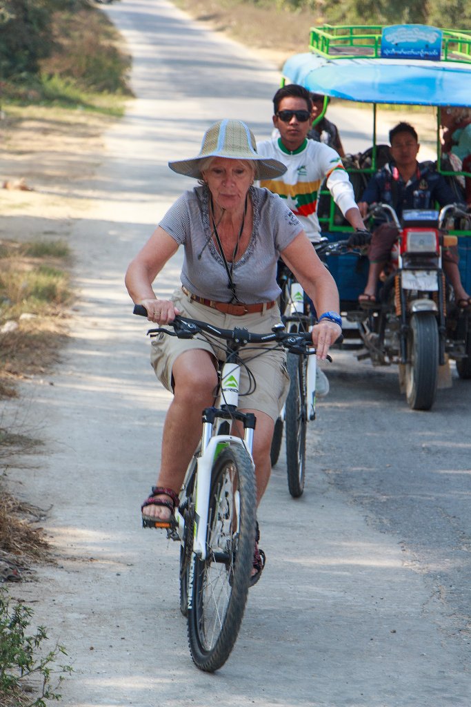 04-Marjolijn on the mountain bike.jpg